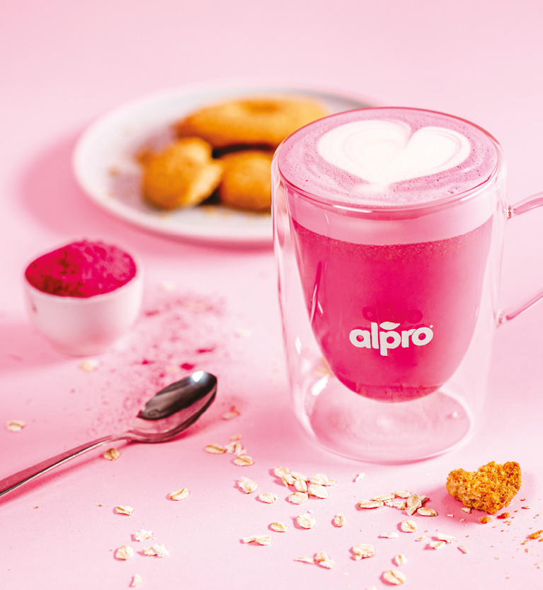 Alpro ha lanciato una nuova ricetta: il pink Alproccino, 100% vegetal